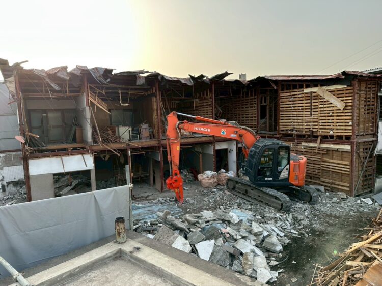 躯体解体状況　奈良市軽量鉄骨造二階建て解体工事