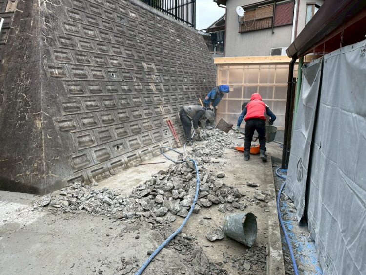 斫り作業中 大阪府 施設内RC土間撤去工事