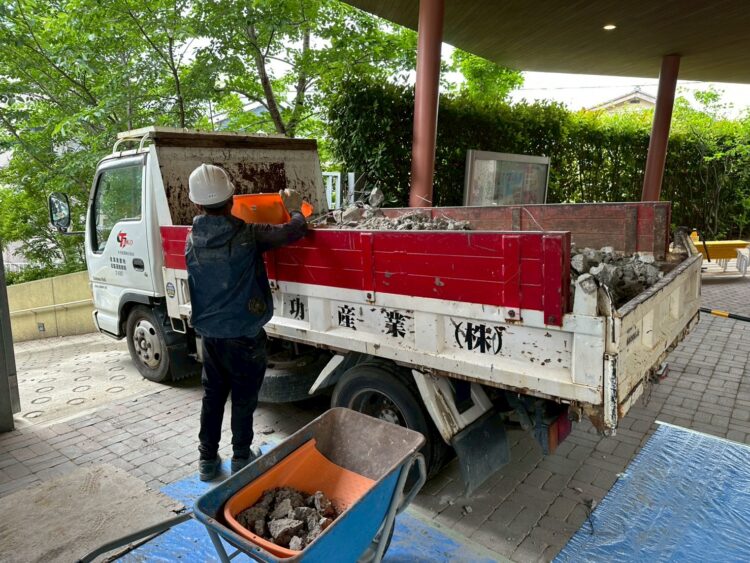 コンクリートガラ積み込み 大阪府 施設内RC土間撤去工事
