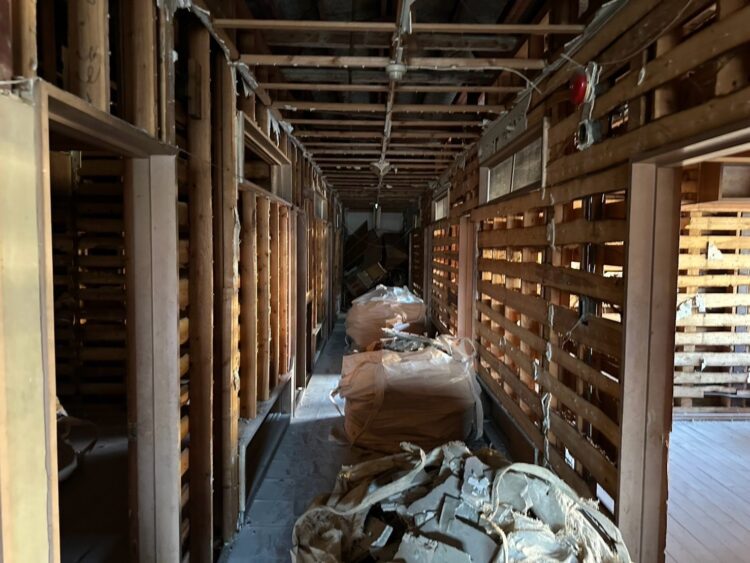 内装材撤去状況 奈良市軽量鉄骨造二階建て解体工事