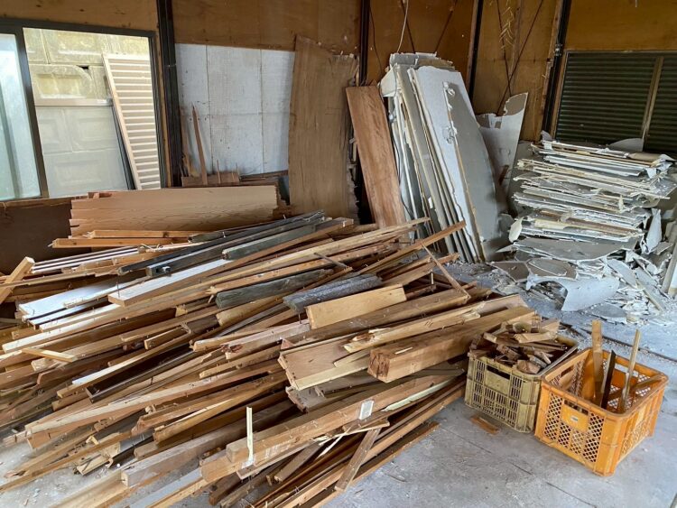 内装解体工事中 羽曳野市 木造平屋建て オール手解体