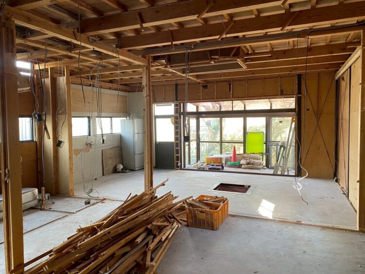 内装解体工事中 羽曳野市 木造平屋建て オール手解体