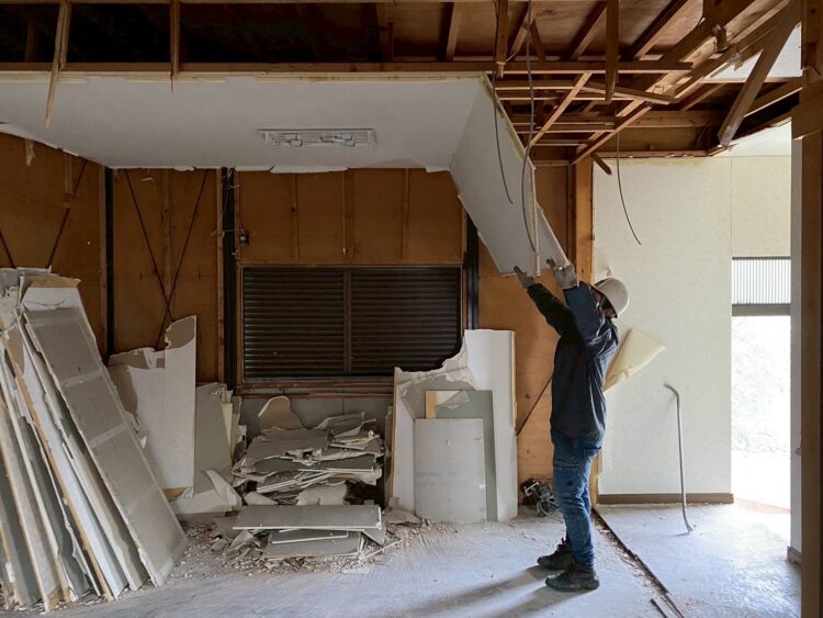 内装解体工事中 羽曳野市 木造平屋建て オール手解体