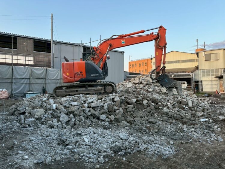 基礎小割り 奈良市軽量鉄骨造二階建て解体工事